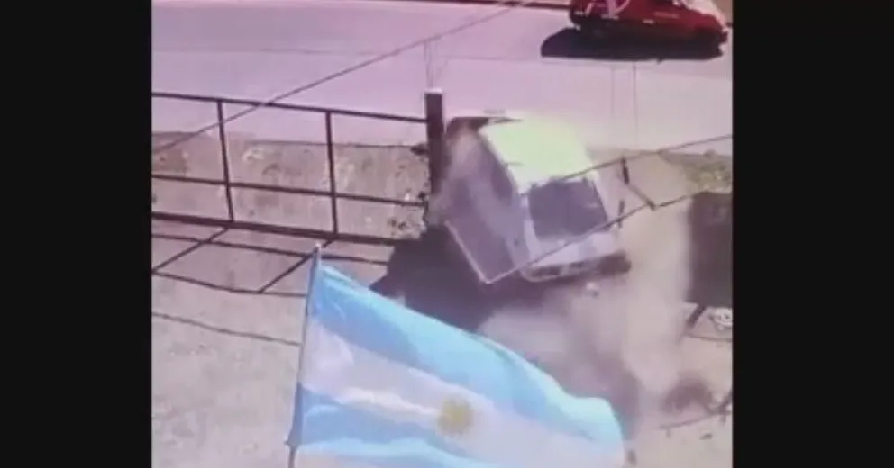 Así fue el accidente: mirá cuando la conductora se metió con cerco y todo adentro de un patio