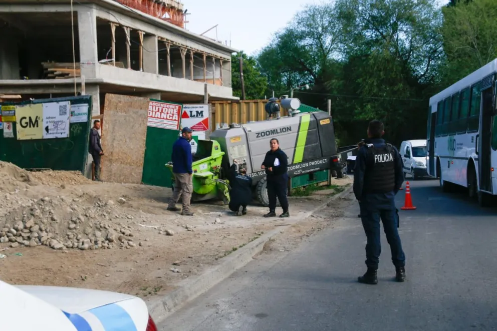 Un obrero fue atropellado por una máquina y quedó atrapado debajo