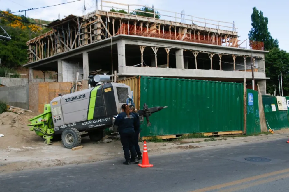 El obrero que quedó atrapado bajo la máquina tuvo heridas graves