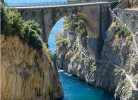 Tragedia en Italia: una turista argentina fue arrastrada por una ola mientras sacaba una foto y murió 