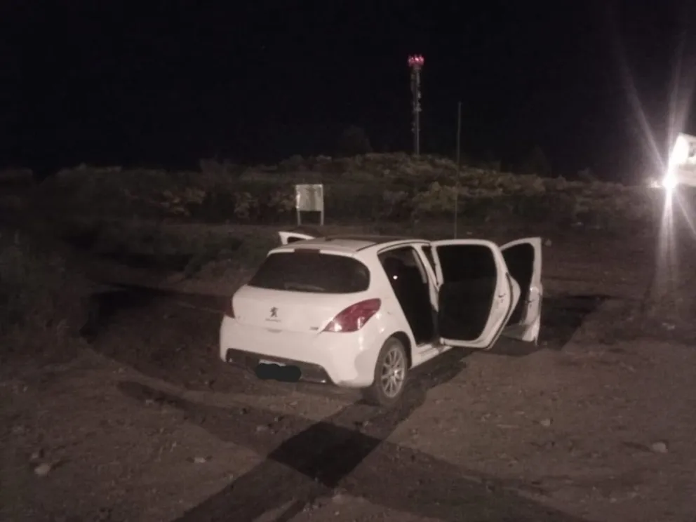 Intentaron atropellar a policías, se dieron a la fuga y dejaron el auto tirado para poder escapar
