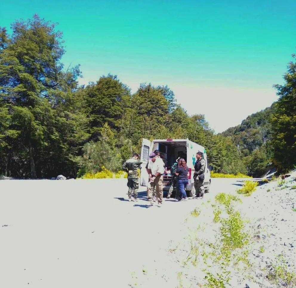 Cayó por el pedrero de un arroyo y debió ser evacuado en la zona de lago Guillelmo