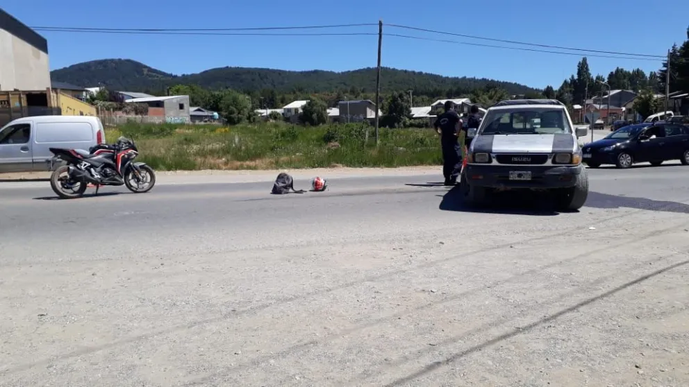 Otro motociclista herido al chocar contra una camioneta