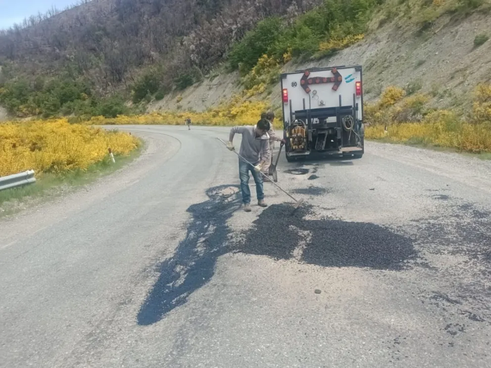 Vialidad Nacional continúa con las tareas de bacheo en frío en las rutas nacionales 23 y 40