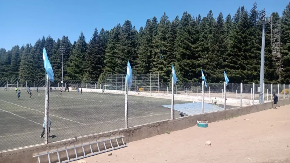 Embanderaron la cancha uno de ADeFuL