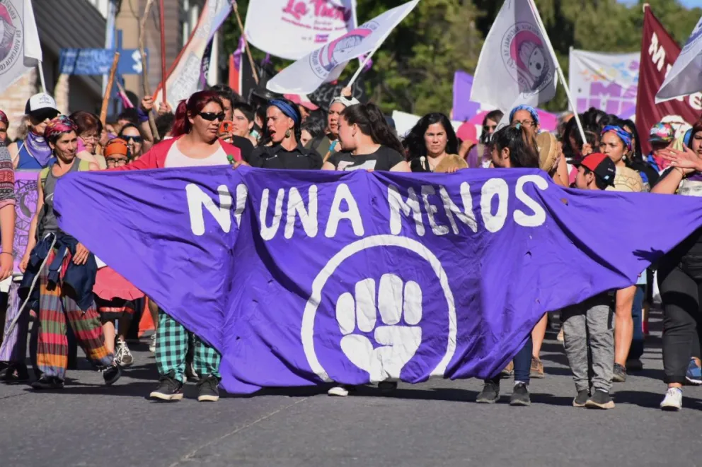 Una multitud de mujeres marchó en contra de la violencia de género