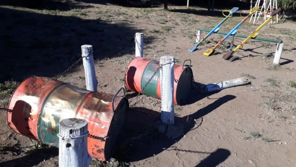 Destrozaron por completo una plaza en el barrio Las Victorias