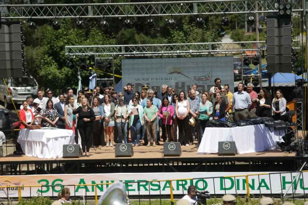 Dina Huapi festejó sus 36 años con mucho arte y entusiasmo