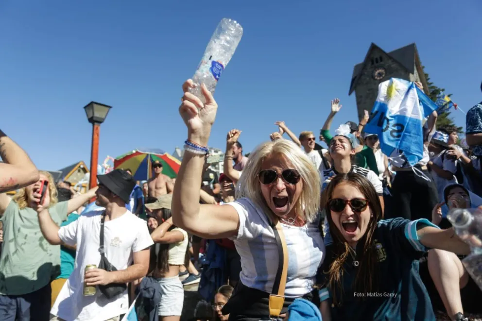Locura mundial: las mejores fotos del festejo en Bariloche por el triunfo de Argentina 