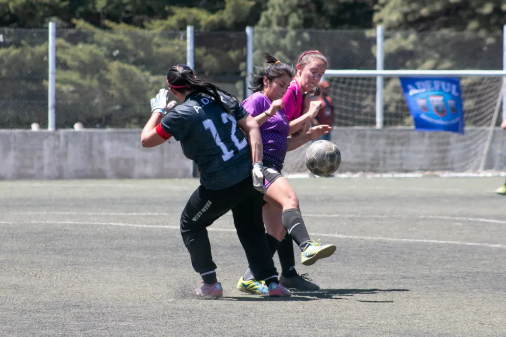 Las chicas del fútbol libre se reunen en el barrio Vivero