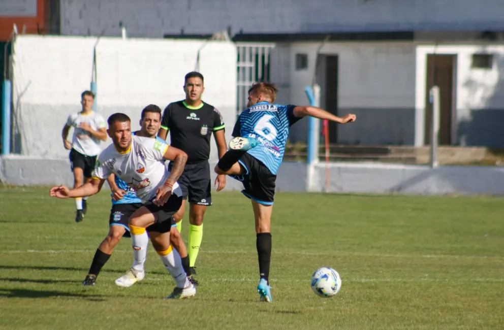 Centenario goleó a Cruz del Sur 4 a 0