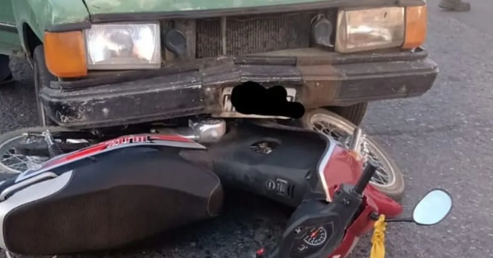 Viajaba en su moto y quedó debajo de un auto tras impactante accidente