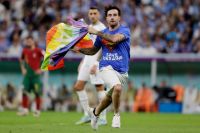 Mira el video: un hincha entró a la cancha con una bandera LGBT+ en el Mundial de Qatar