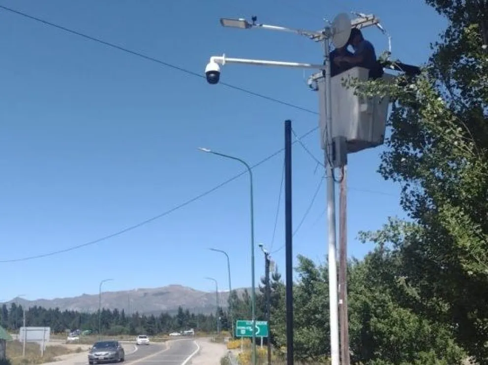 Instalaron nueva cámara de seguridad en rotonda del aeropuerto