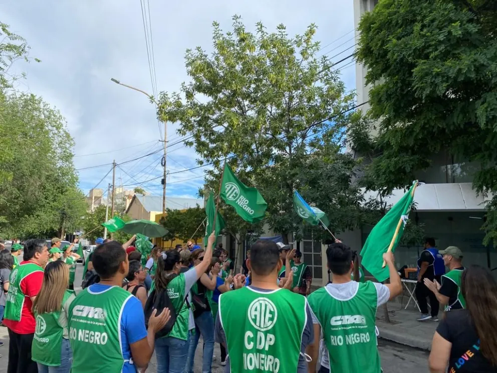 ATE protestó en los consejos escolares y ratificó más medidas