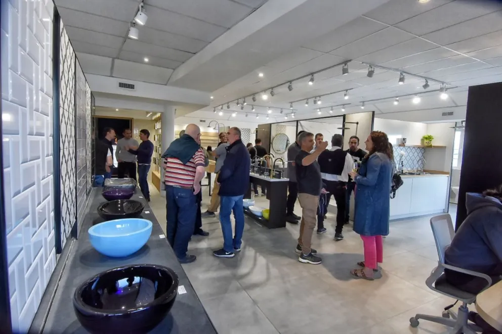 Un “elefante” de buen gusto aterrizó en Bariloche con una inauguración de lujo