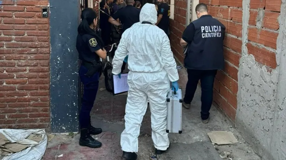 Horror: encontraron el cuerpo de una nena dentro de una caja de madera y detuvieron a su madre
