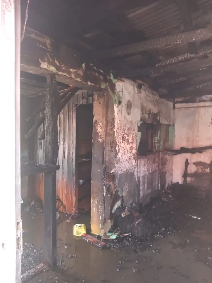 Bomberos, policías y un niño fueron hospitalizados tras un voraz incendio en Pilcaniyeu