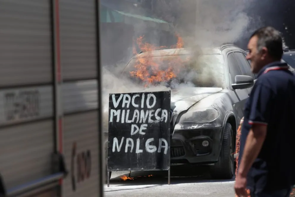 Se incendió una camioneta BMW en pleno centro de Bariloche