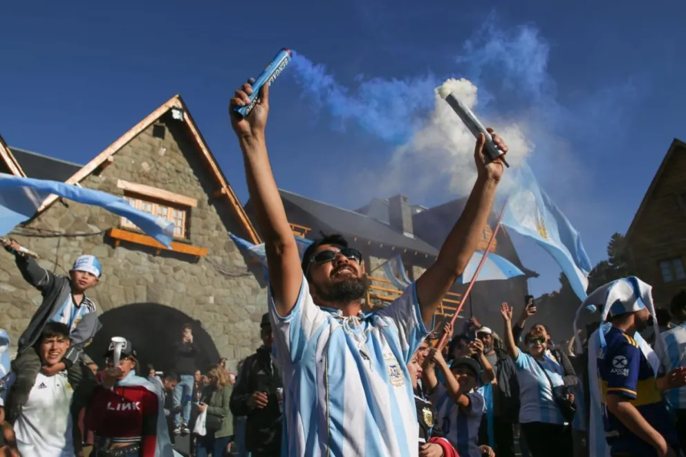 Argentina está en octavos y Bariloche volvió a ser una fiesta: las postales de los festejos  