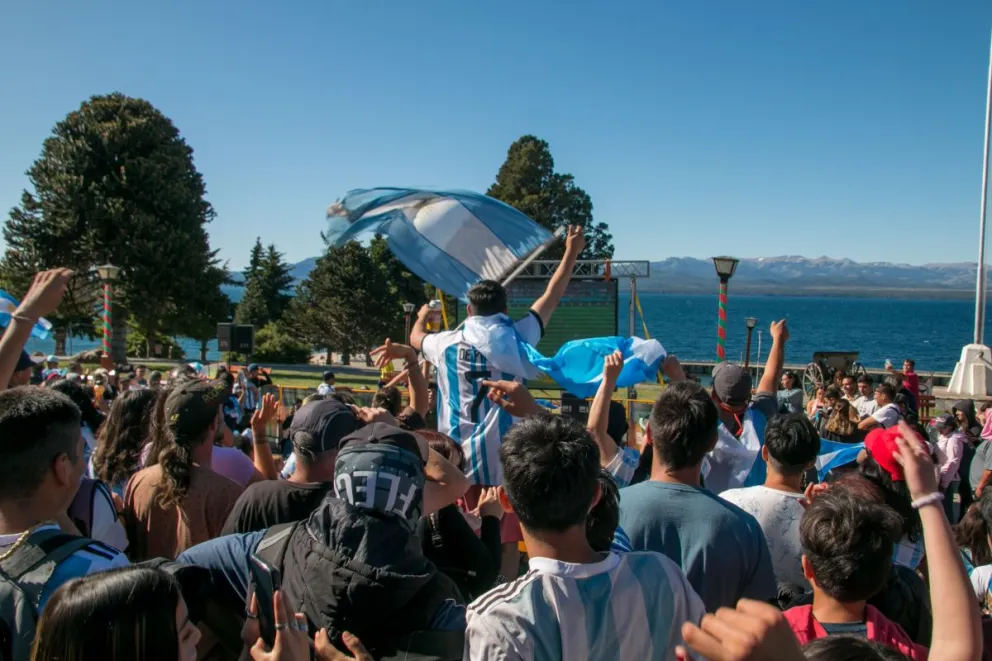 Juega Argentina y en Bariloche las unidades policiales se refuerzan para evitar disturbios
