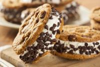 Un postre fácil y rico: sándwiches de helado con cookies