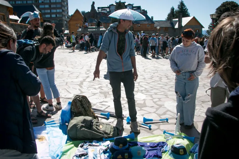 Vida ambulante: el vendedor de banderas y camisetas