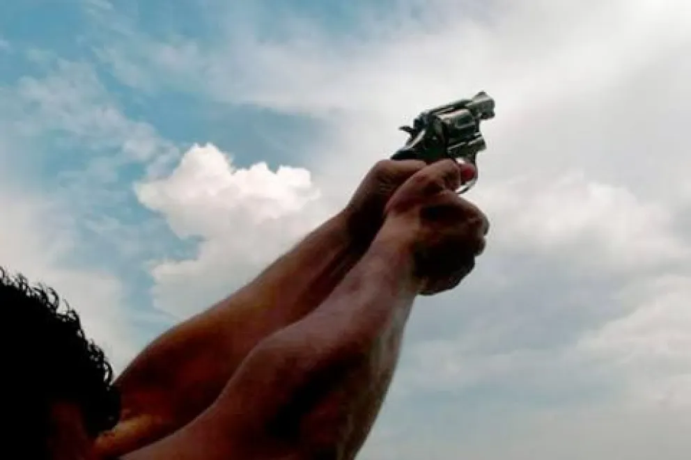 Terrible: festejaba el triunfo de Argentina a los tiros y baleó a su hijo