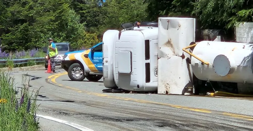 Volcó un camión en la Ruta de los Siete Lagos y hay solo media calzada para circular