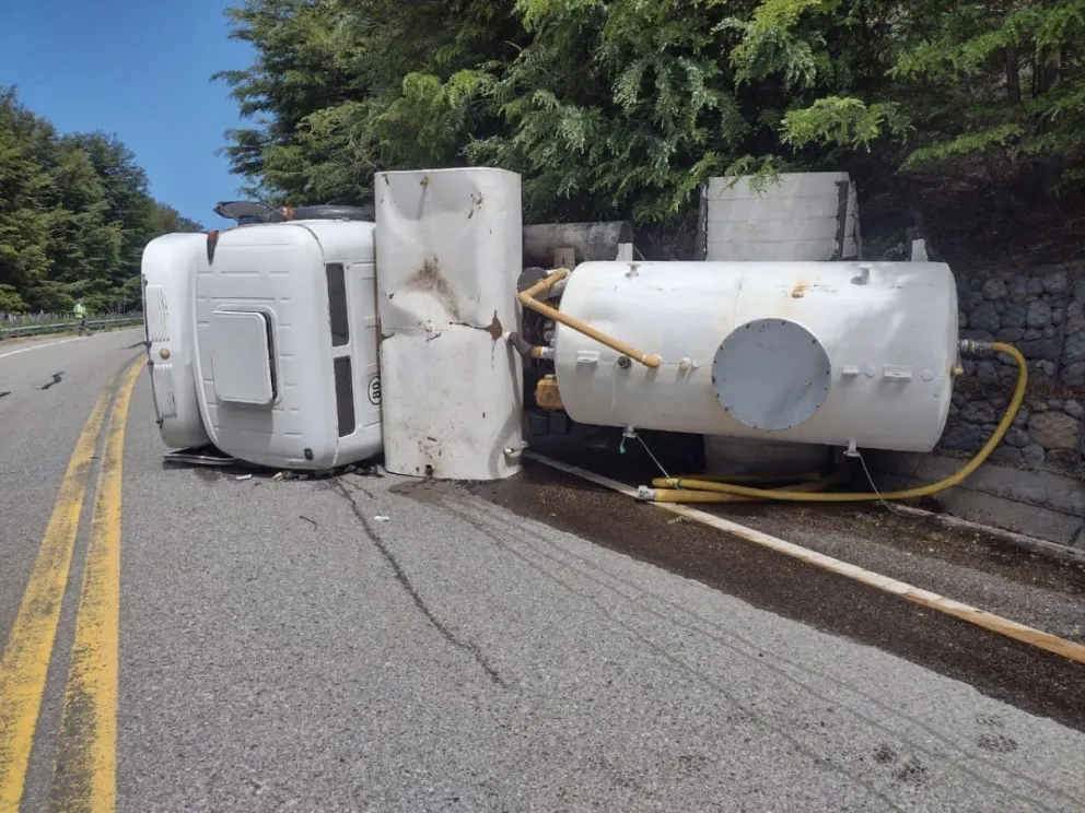 Volcó un camión cisterna e impactó contra un auto 