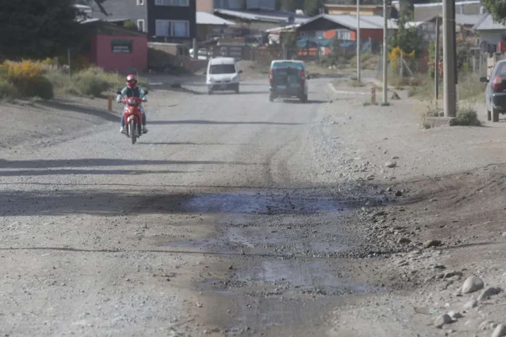 Rotura de un caño de agua sobre las calles del barrio San Francisco 