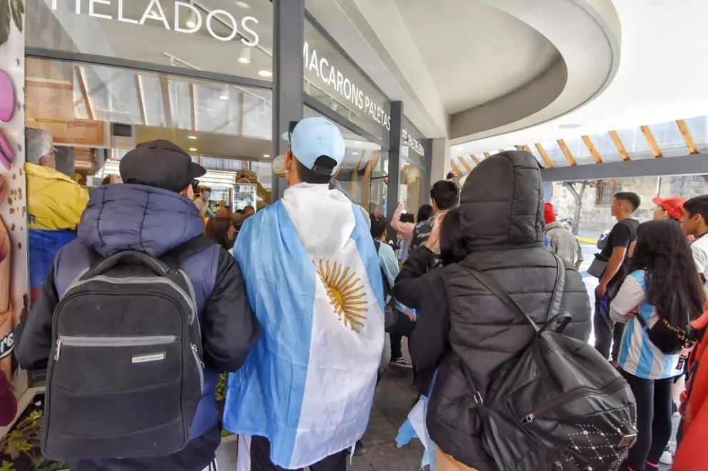 A falta de la pantalla del Centro Cívico, hinchas miraron el partido como pudieron