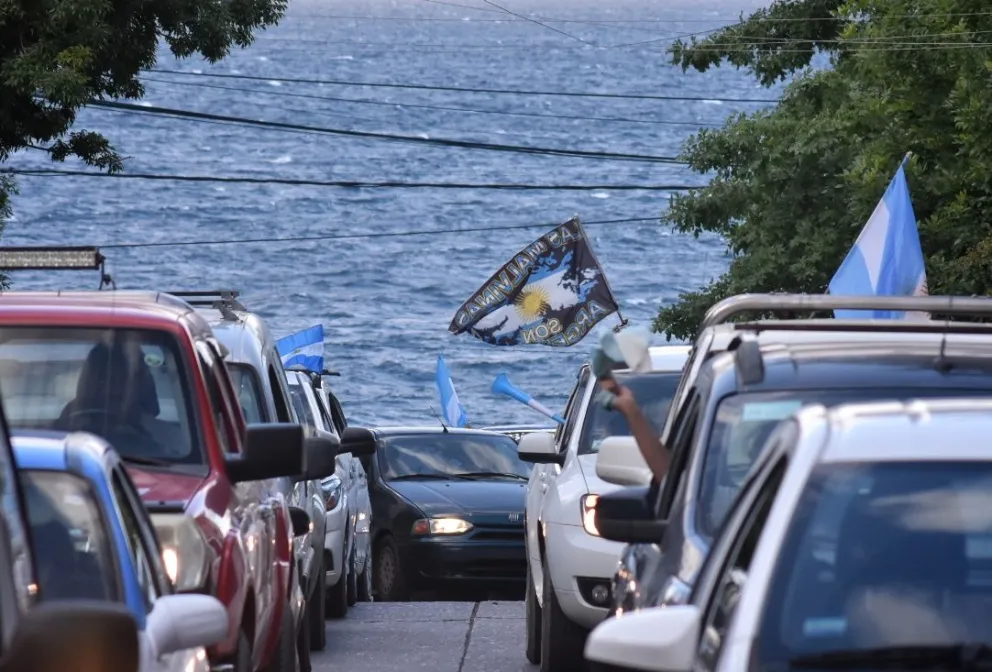 Un joven cayó de la caja de una camioneta y sufrió un traumatismo de cráneo