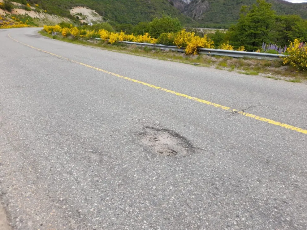 Vecinos denuncian que rompieron dos cubiertas por el mal estado de la Ruta 40