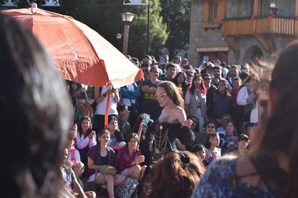 Cientos de personas disfrutaron y marcharon en la Semana del Orgullo LGBT