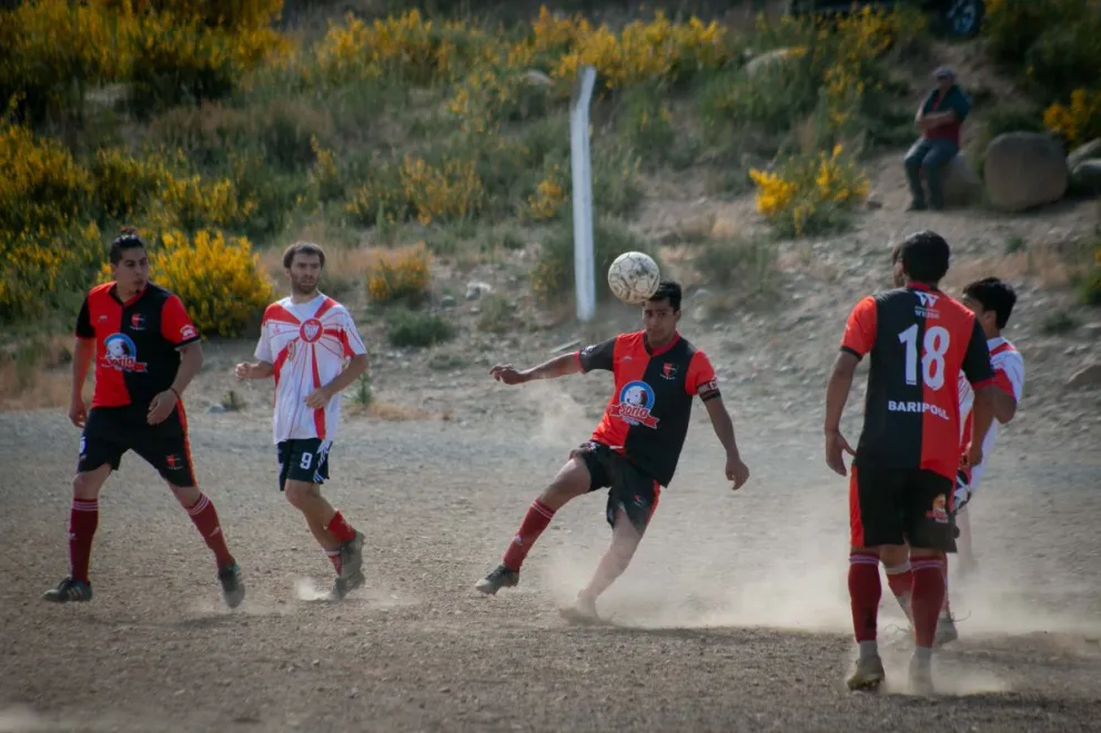 Rivadavia manda en la primera del fútbol libre