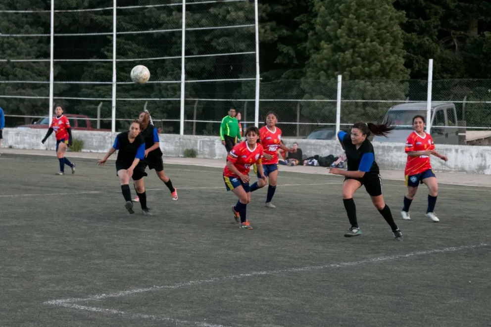 Las mujeres del fútbol libre comienzan en cancha grande