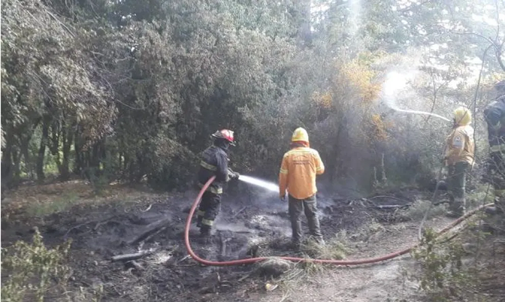 Una nueva quema domiciliaria se descontroló y tuvieron que intervenir los bomberos