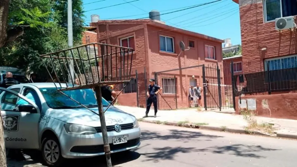 Macabro crimen: una policía baleó a su hija de 6 años, mató de un disparo a su hijo e intentó suicidarse