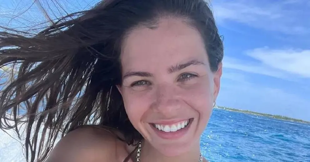 El look playero de la China Suárez en Qatar: microbikini con… ¡zapatillas!