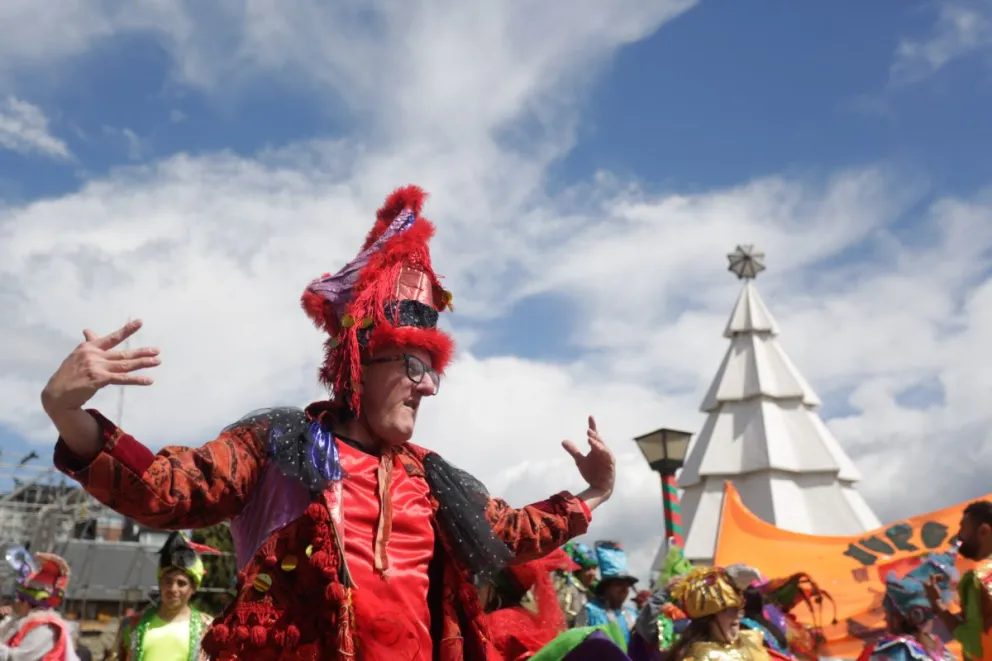 Color, propuesta artística y festejo anticipado por parte de La Murga del Tomate en el Centro Cívico 