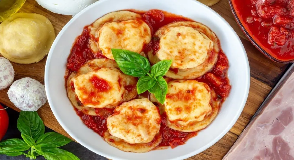 Clásico imperdible: sorrentinos de jamón y queso en salsa de albahaca