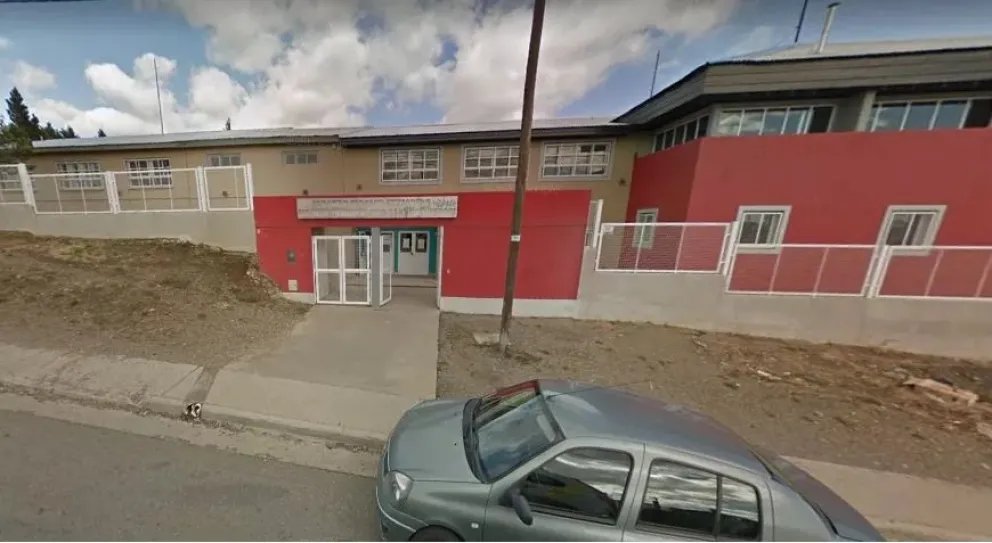 Una mujer agredió al compañero de su hija delante de los docentes