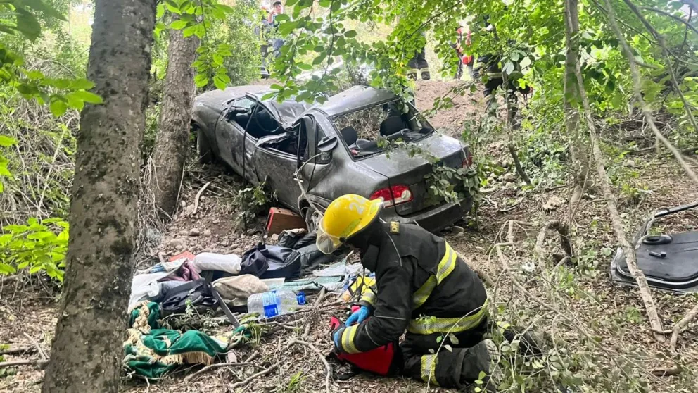 Siguió de largo en una curva y terminó volcando: Dos hombres heridos