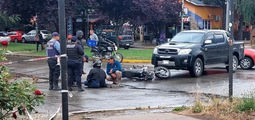 Chocaron moto y una camioneta en pleno centro de El Bolsón