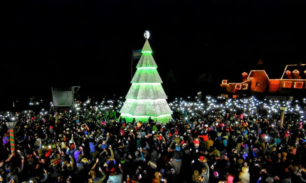 Miles de personas vieron brillar el árbol de Navidad del Centro Cívico