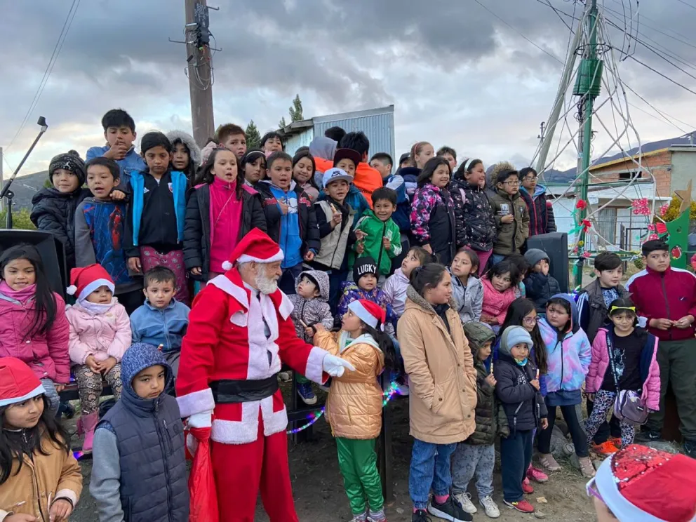 Vecinos y vecinas participaron del encendido del árbol navideño en el barrio Malvinas