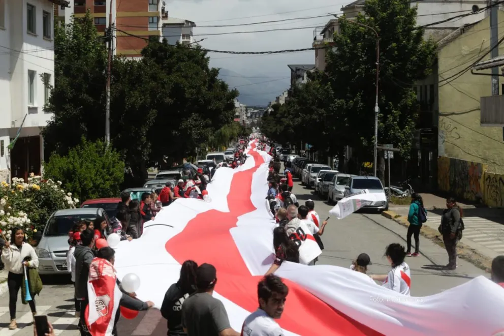 Hinchas de River desplegaron la bandera más grande de la Patagonia 