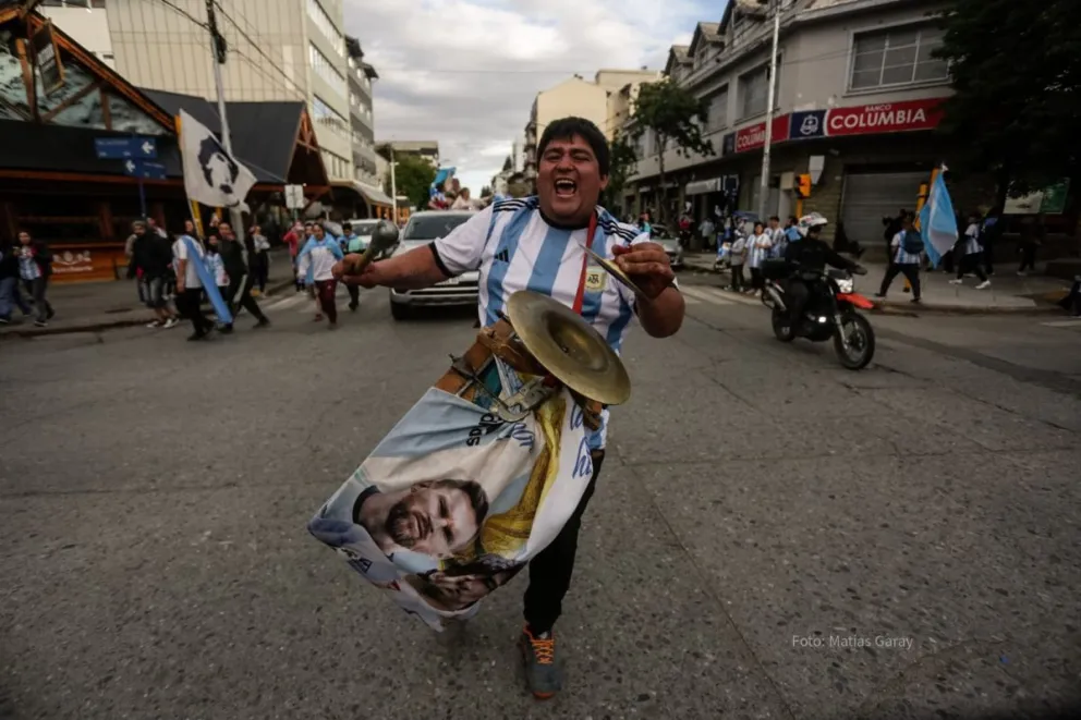 ¡Des-con-trol!: Argentina pasó a semifinales y Bariloche delira con el triunfo