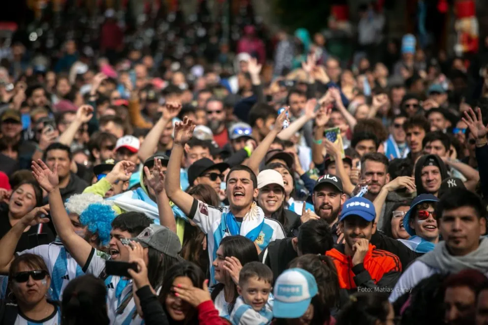 Locura por la "Scaloneta" en el Cívico: Gennuso dijo que "fue un desborde lindo y pacífico"